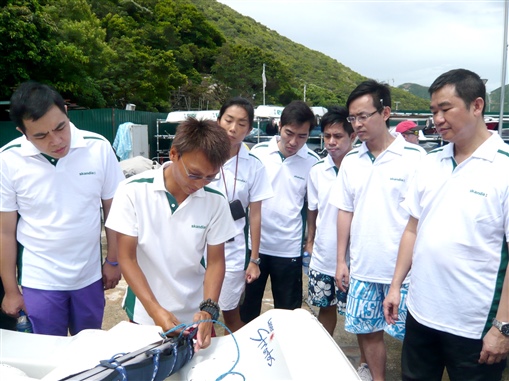 圖2:教練Patrick細心講解應如何裝嶔一隻帆船