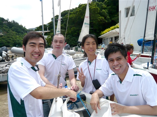 圖3:(左起)何盈銳、田富民、梁美淘及賴詠諾一起安裝帆船