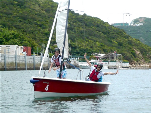 圖5:關德仁(左)與徐家傑(右)在教練(後)指導下順利啟航