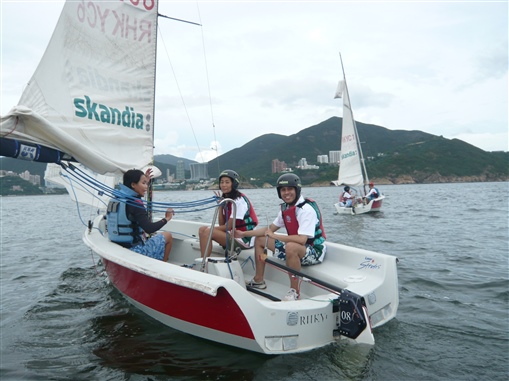 圖6:梁美淘(中)及賴詠諾(右)聆聽教練講解時亦不忘拍照