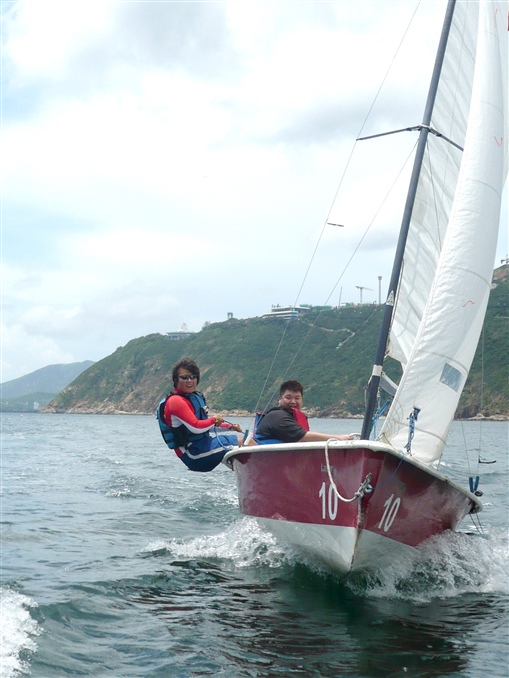 圖8:陳沛文(右)與教練(左)於海上的風彩