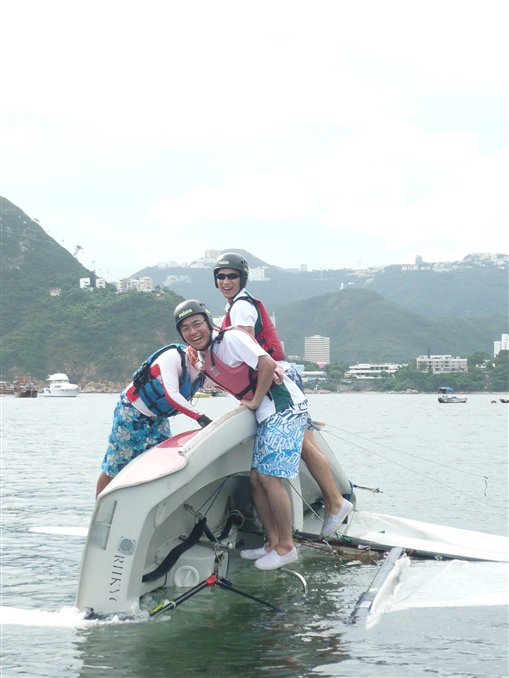 圖9:關德仁(右前)與徐家傑(右後)在教練指導下嘗試「自救行動」