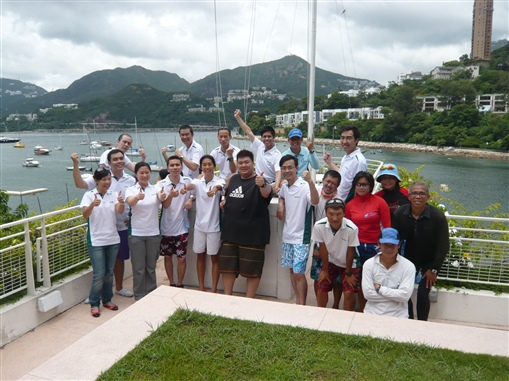 圖10:同事們及全體教練與Royal Skandia的Sandy(前排右二)及Aster(前排右一)來個大合照