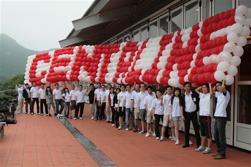 圖1:齊心合力，一呼百應，同事們以氣球切出「CENTALINE」