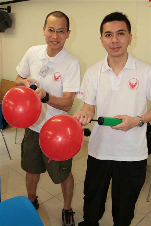 圖3:精英會副會長徐家傑(左)與其主管李國強(右)合力「打氣」