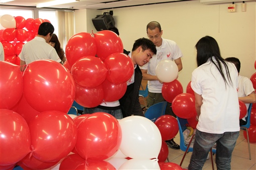 圖4:同事們合力製作氣球牆的情況