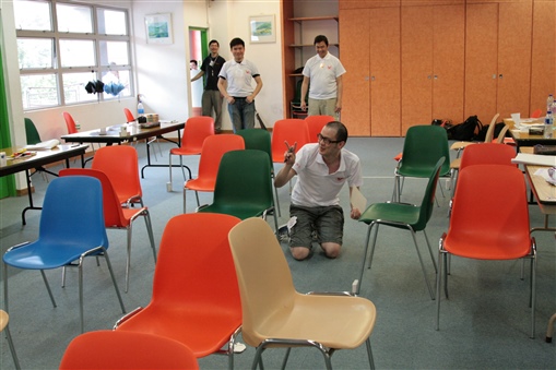 圖5:越過重重障礙是同事們每天的寫照，看看田富民樂在其中就知道