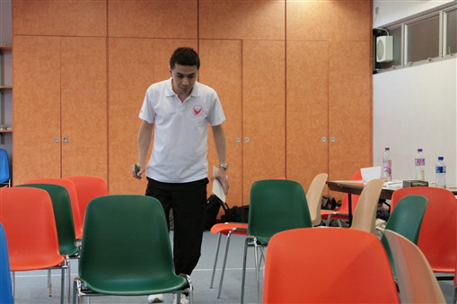 圖7:李國強小心翼翼，繞過各個障礙物