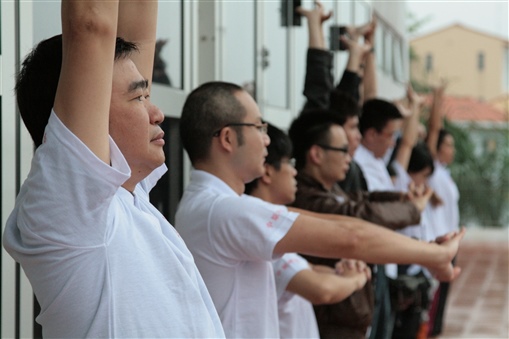 圖8:大清早邊呼吸新鮮空氣邊做早操令人心曠神怡