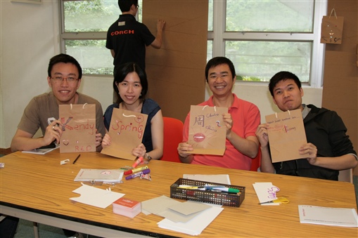 圖12:原來同事們都創意非常﹗(左起)李健、張思穎、周子康及關錦滔設計屬於自己的「郵箱」