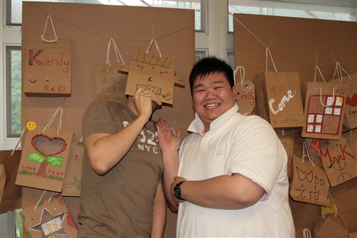 圖14:陳沛文(右)與自己的作品合照，不過在他身旁的又是誰呢？