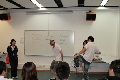 圖15:分組匯報時段，何盈銳與李莉一起向他們的主管田富民「起飛腳」