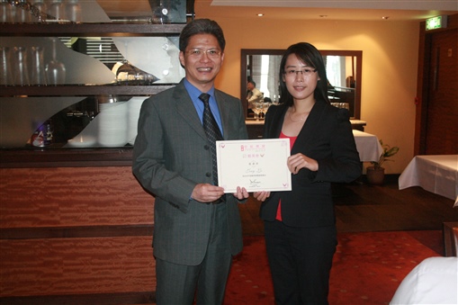 圖1:董事總經理周忠信(左)將委任狀交予今屆精英會會長盧淑瑜(右)