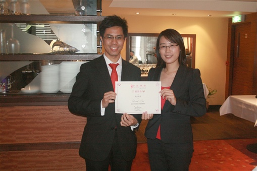 圖2:賴詠諾(左)接過新一屆中原理財精英會籌委會的委任狀