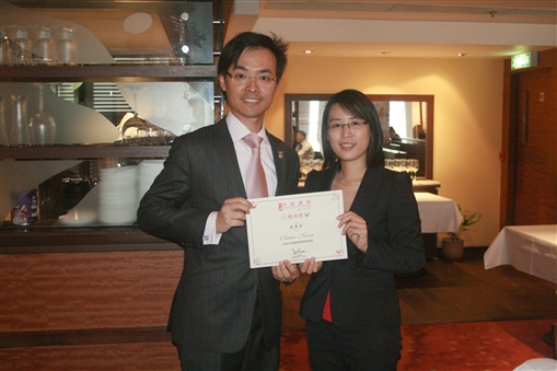 圖3:關德仁(左)是其中一位2010年中原理財精英會成員兼籌委會委員