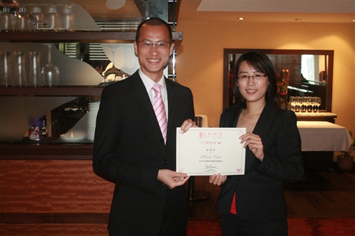 圖4:副會長徐家傑(左)從會長盧淑瑜(右)手上接過委任狀