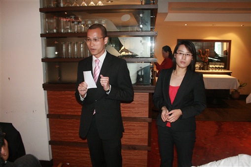 圖5:精英會會長盧淑瑜(右)及副會長徐家傑(左)就職後立即對有關今年精英會活動作報告