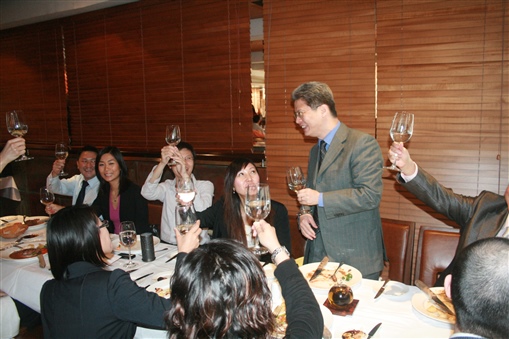 圖7:董事總經理周忠信(Johnson)以「乾杯」作為對一眾精英理財顧問的鼓勵及支持