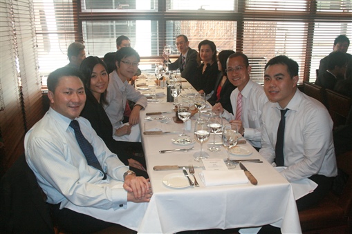 圖8:尤子康(前排左)與何國昌(前排右)與其他精英會會員合照