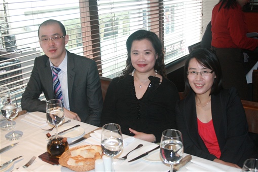 圖9:(左起)本屆精英會成員田富民、鄧慧儀及會長盧淑瑜