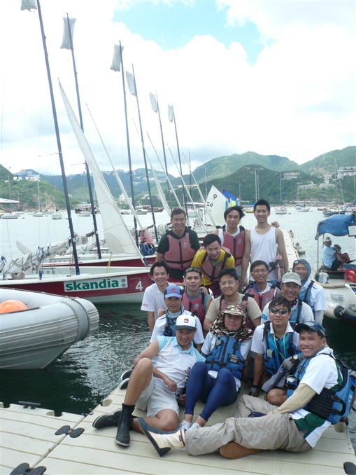 圖1:教練們與精英會會員於碼頭合照