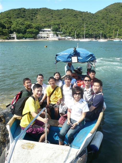 圖2:大家乘坐駁船到熨波洲