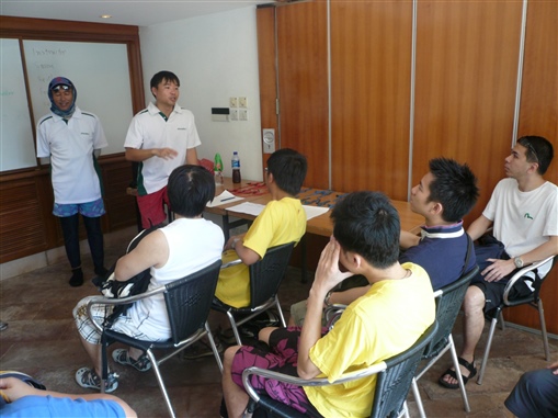 圖4:同事們先用心聆聽教練Simon(右)及William(左)的理論課