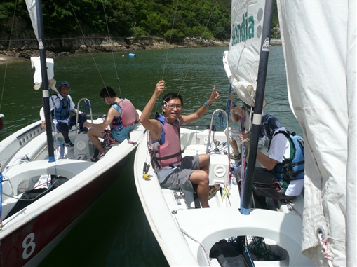 圖7:精英會成員周志成(Wiley)出發前舉起勝利手勢