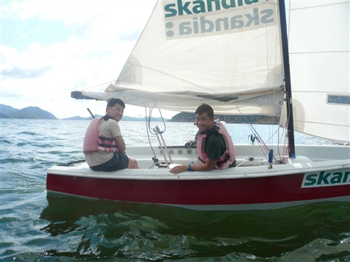 圖9:精英會成員梁漢英(左)及周子康(右)「同舟共濟」