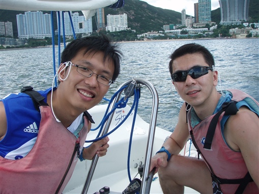 圖10:精英會成員周志成(左)及李國強(右)駕駛帆船時亦不忘拍照留念
