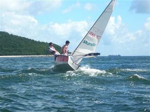 圖11:什麼是乘風破浪？精英會成員江富強(左)及劉兆發(右)為你示範