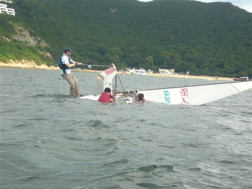 圖12:同事們在教練安排下練習「反艇」後重新啟航的方法