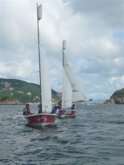 圖15:精英會副會長林春滿(最左者)帶領著另一艘帆船回航