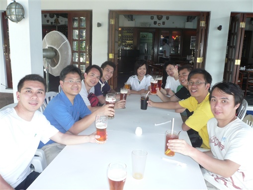 圖16:精英們完成他們的首航後舉杯慶祝