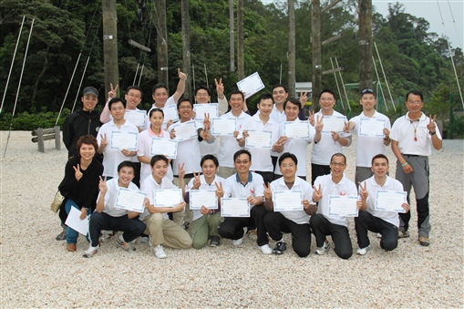 圖1:中原理財精英會加上部份準精英會成員與香港外展訓練學校的導師們一起分享完成課程後的喜悅