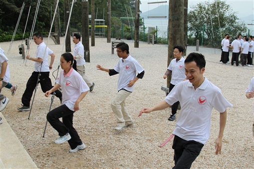圖4:精英會會長鄭成德(右一)於遊戲中展現勝利的笑容，莫非已預知自己的小組會獲勝？