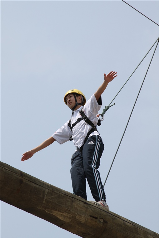 圖8:準精英會成員連家駿(Alvin)一馬當先，到獨木橋走走