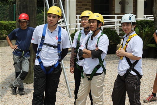 圖10:同事們到高空繩網陣下「隔岸觀火」