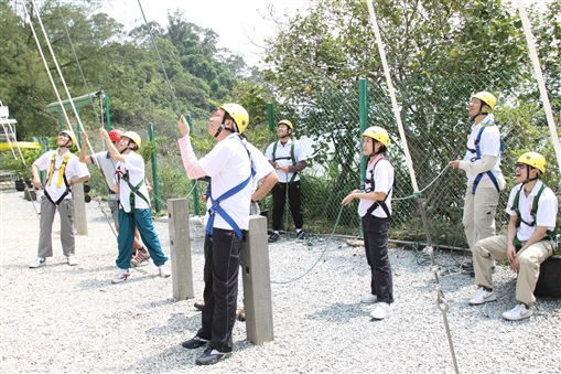 圖13:同事們於「天梯」下負責攀爬者的安全