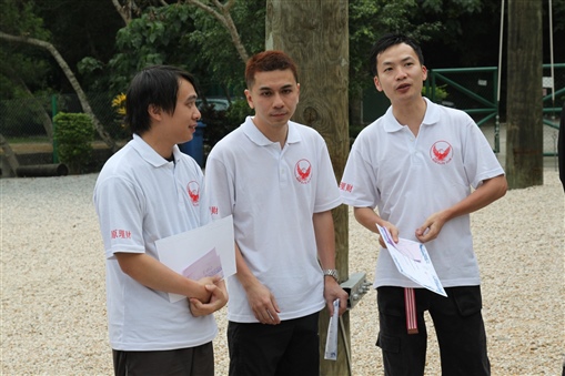 圖17:(右起)會長鄭成德、籌委會成員李國強及副會長林春滿於活動尾聲向香港外展訓練學校的導師們作出道謝