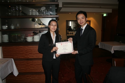 圖4:新加入精英會並出任委員的盧淑瑜(左)從會長手中接過委任狀