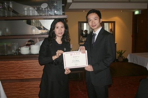 圖5:另一位新加盟精英會的同事Karen黃秀文(左)亦自願為今屆精英會會員服務