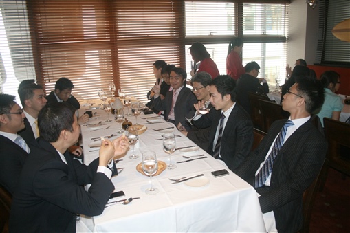 圖7:享用午餐前精英們談笑風生