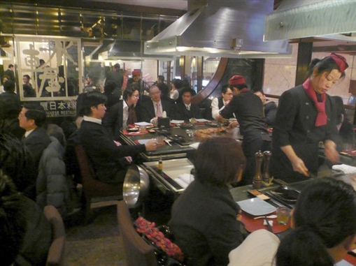 圖1:就職儀式以鐵板燒為主題