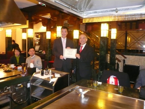 圖4:委任狀頒予會長陳可風