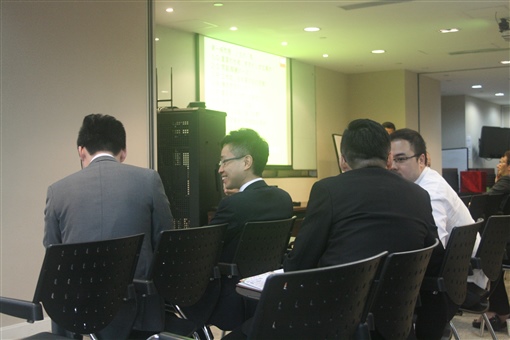 圖3:同事們都積極討論。