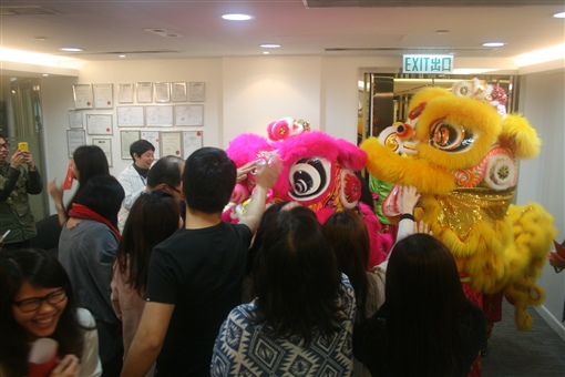 圖2:大家見到舞獅隊伍多麼的高興啊！