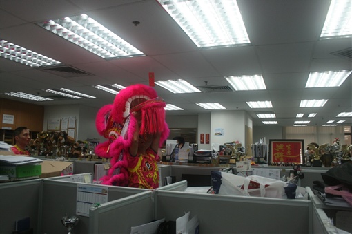 圖3:醒獅到貼了利是的同事位旺旺其座位。