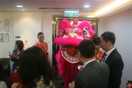 圖6:老闆們接過生菜，取其意頭，「生生猛猛」，生意興隆。