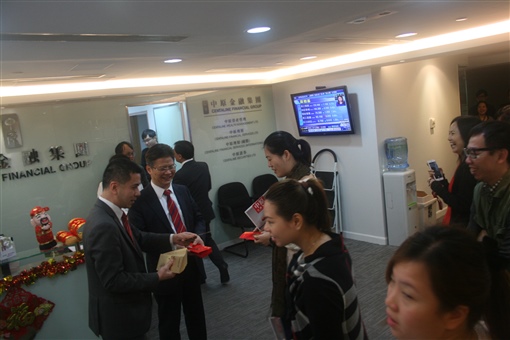圖2:(左一) 中原金融集團-香港區總經理 Franki Lee及 (左二) 中原集團總裁Johnson Chow化身財神，向各同事派發利是。